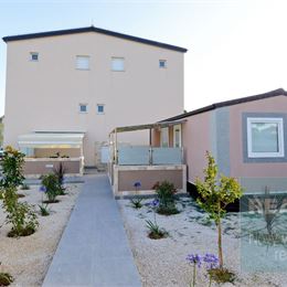 Ponúkame na predaj apartmány s dvomi bazénmi, iba 300 m od mora v blízkosti Zadaru.