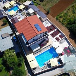 Ponúkame na predaj apartmány s dvomi bazénmi, iba 300 m od mora v blízkosti Zadaru.