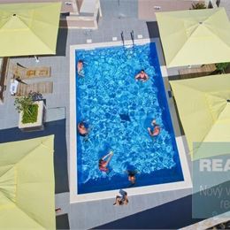 Ponúkame na predaj apartmány s dvomi bazénmi, iba 300 m od mora v blízkosti Zadaru.