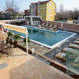 Ponúkame na predaj apartmány s dvomi bazénmi, iba 300 m od mora v blízkosti Zadaru.