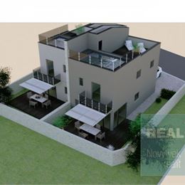 Ponúkame na predaj dvojpodlažné apartmány so záhradou, 210m od mora.