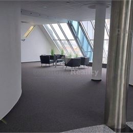 Na prenájom kancelárske priestory v centre mesta s veľkým parkoviskom aj garážové státie ,