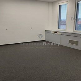 Na prenájom kancelárske priestory v centre mesta s veľkým parkoviskom aj garážové státie ,