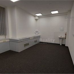 Na prenájom kancelárske priestory v centre mesta s veľkým parkoviskom aj garážové státie ,