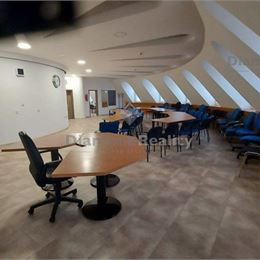 Na prenájom kancelárske priestory v centre mesta s veľkým parkoviskom aj garážové státie ,