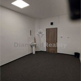 Na prenájom kancelárske priestory v centre mesta s veľkým parkoviskom aj garážové státie ,