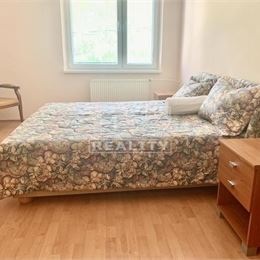 NA PRENÁJOM PRIESTRANNÝ 3-IZBOVÝ BYT (73 m2), BALKÓN, KOMPLET ZARIADENY, TRENČIANSKE TEPLICE.