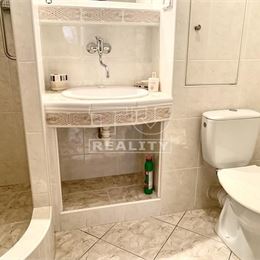 NA PRENÁJOM PRIESTRANNÝ 3-IZBOVÝ BYT (73 m2), BALKÓN, KOMPLET ZARIADENY, TRENČIANSKE TEPLICE.