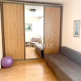 NA PRENÁJOM PRIESTRANNÝ 3-IZBOVÝ BYT (73 m2), BALKÓN, KOMPLET ZARIADENY, TRENČIANSKE TEPLICE.