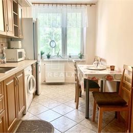 NA PRENÁJOM PRIESTRANNÝ 3-IZBOVÝ BYT (73 m2), BALKÓN, KOMPLET ZARIADENY, TRENČIANSKE TEPLICE.