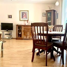 NA PRENÁJOM PRIESTRANNÝ 3-IZBOVÝ BYT (73 m2), BALKÓN, KOMPLET ZARIADENY, TRENČIANSKE TEPLICE.