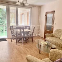 NA PRENÁJOM PRIESTRANNÝ 3-IZBOVÝ BYT (73 m2), BALKÓN, KOMPLET ZARIADENY, TRENČIANSKE TEPLICE.