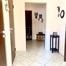 NA PRENÁJOM PRIESTRANNÝ 3-IZBOVÝ BYT (73 m2), BALKÓN, KOMPLET ZARIADENY, TRENČIANSKE TEPLICE.