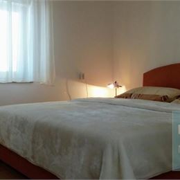 Ponúkame na predaj dom s 3 obytnými jednotkami, 400m od mora, severná strana, Vir - Zadar