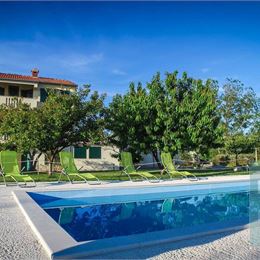 Ponúkame na predaj apartmánový dom, 10 m od mora, Nin-Zadar.