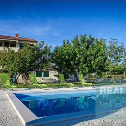 Ponúkame na predaj apartmánový dom, 10 m od mora, Nin-Zadar.