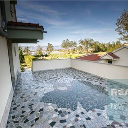 Ponúkame na predaj apartmánový dom, 10 m od mora, Nin-Zadar.