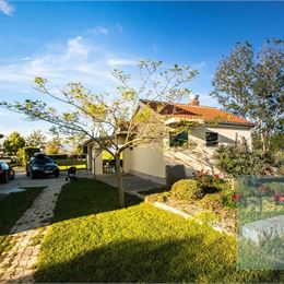 Ponúkame na predaj apartmánový dom, 10 m od mora, Nin-Zadar.