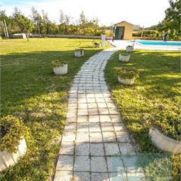 Ponúkame na predaj apartmánový dom, 10 m od mora, Nin-Zadar.
