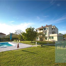 Ponúkame na predaj apartmánový dom, 10 m od mora, Nin-Zadar.