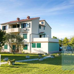 Ponúkame na predaj apartmánový dom, 10 m od mora, Nin-Zadar.