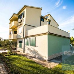 Ponúkame na predaj apartmánový dom, 10 m od mora, Nin-Zadar.