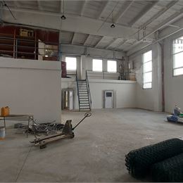 Na prenájom výrobné , skladové priestory - murovaná hala