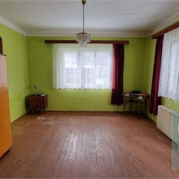 Exkluzívne u nás. Ponúkame na predaj starší veľký rodinný dom v obci Klokočov.