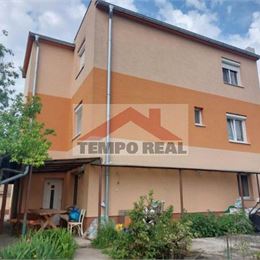   Predáme samostatne stojaci poschodový rodinný dom v Seredi, v časti Stredný Čepeň. Jedná sa o dom s rovnou