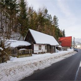 Romantická drevenica v mestskej časti Mokraď