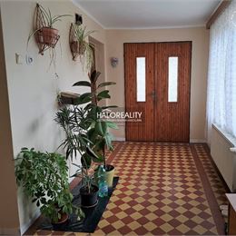 Predaj, rodinný dom Trstín, pozemok 1 625 m² - IBA U NÁS