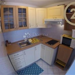 Vila s bazénom a 3 apartmánmi 20m od mora! – Slatine, Čiovo, 253m2