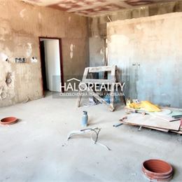 Predaj, rodinný dom Komjatice, rozostavaná stavba - ZNÍŽENÁ CENA - EXKLUZÍVNE HALO REALITY