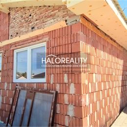 Predaj, rodinný dom Komjatice, rozostavaná stavba - ZNÍŽENÁ CENA - EXKLUZÍVNE HALO REALITY