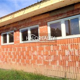 Predaj, rodinný dom Komjatice, rozostavaná stavba - ZNÍŽENÁ CENA - EXKLUZÍVNE HALO REALITY