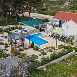Krásná vila s bazénom, veľký pozemok! – Brač, Nerežišća, 280m2