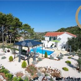Krásná vila s bazénom, veľký pozemok! – Brač, Nerežišća, 280m2