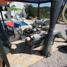 Krásná vila s bazénom, veľký pozemok! – Brač, Nerežišća, 280m2