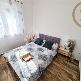 Priestranný apatrmán len 30m od mora! – Rovinj, 63m2 Chorvátsko