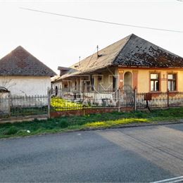 EXKLUZÍVNE Na predaj veľký pozemok pre INVESTOROV so starým domom, obec Čižatice