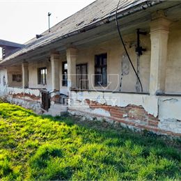 EXKLUZÍVNE Na predaj veľký pozemok pre INVESTOROV so starým domom, obec Čižatice