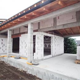 4-izbový rozostavaný rodinný dom s projektom, Andovce, 798m2