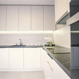 2-IZBOVÝ BYT,KOMPLETNÁ REKONŠTRUKCIA,RUŽINOV,LOGGIA,70m2