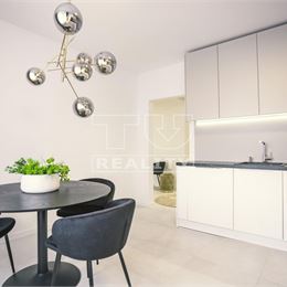 2-IZBOVÝ BYT,KOMPLETNÁ REKONŠTRUKCIA,RUŽINOV,LOGGIA,70m2