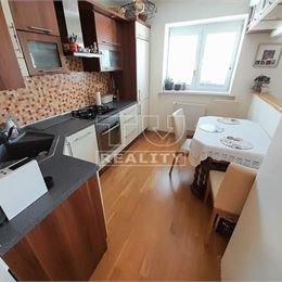IBA U NÁS 3-IZBOVÝ MEZONETOVÝ BYT VRBOVÉ, 88m2