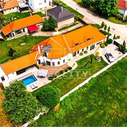 TUreality ponúka na predaj krásny 5 izbový rodinný dom v malebnej obci MALÉ DVORNÍKY - dom 342m²+ pozemok