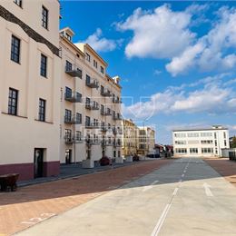 TUreality ponúka výnimočný 2-izbový byt o rozlohe 71 m2 v industriálnej bytovke s parkovacím miestom a