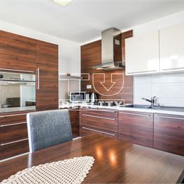 TUreality ponúka na predaj kompletne zrekonštruovaný, 3-izbový byt + lodžia v meste Banská Štiavnica