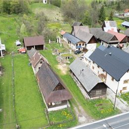 Drevenica s veľkým pozemkom na predaj