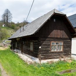 Drevenica s veľkým pozemkom na predaj